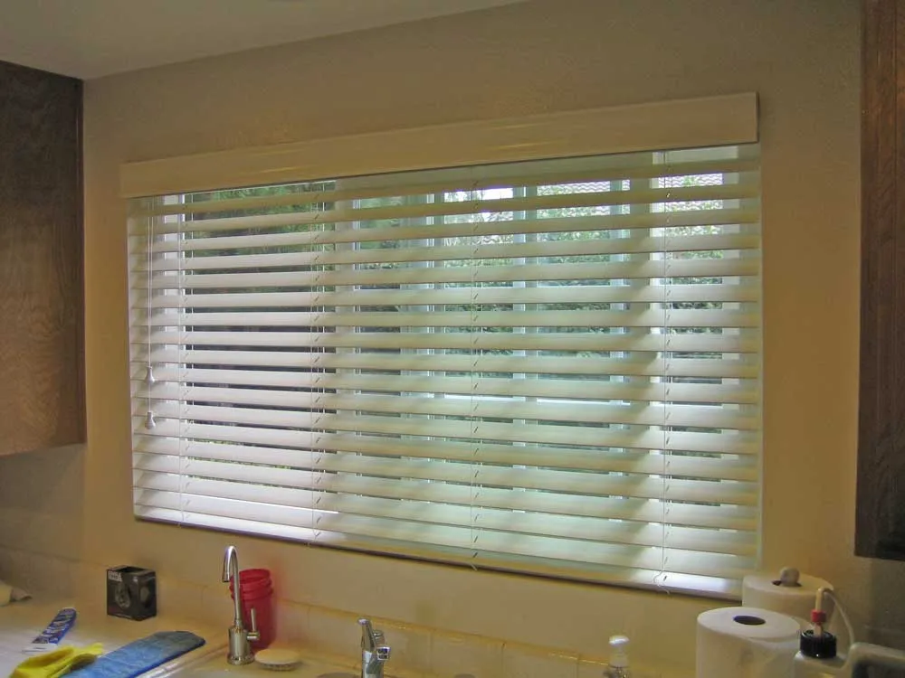 Custom White Kitchen Sink Wood Blinds Hunterdouglas Fashioninteriors 2009