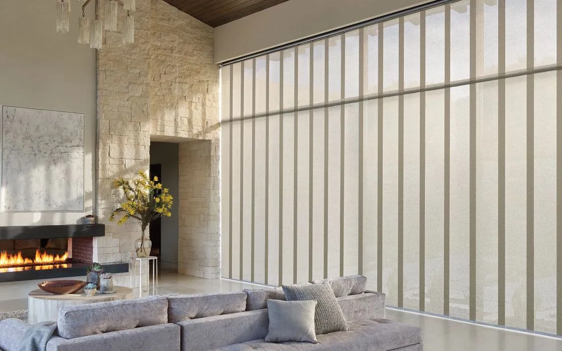 Hunterdouglas Alustra Woventextures Vertical Panel Trackshades Modern Livingroom Largewindows Fashioninteriors Hero 2 2022