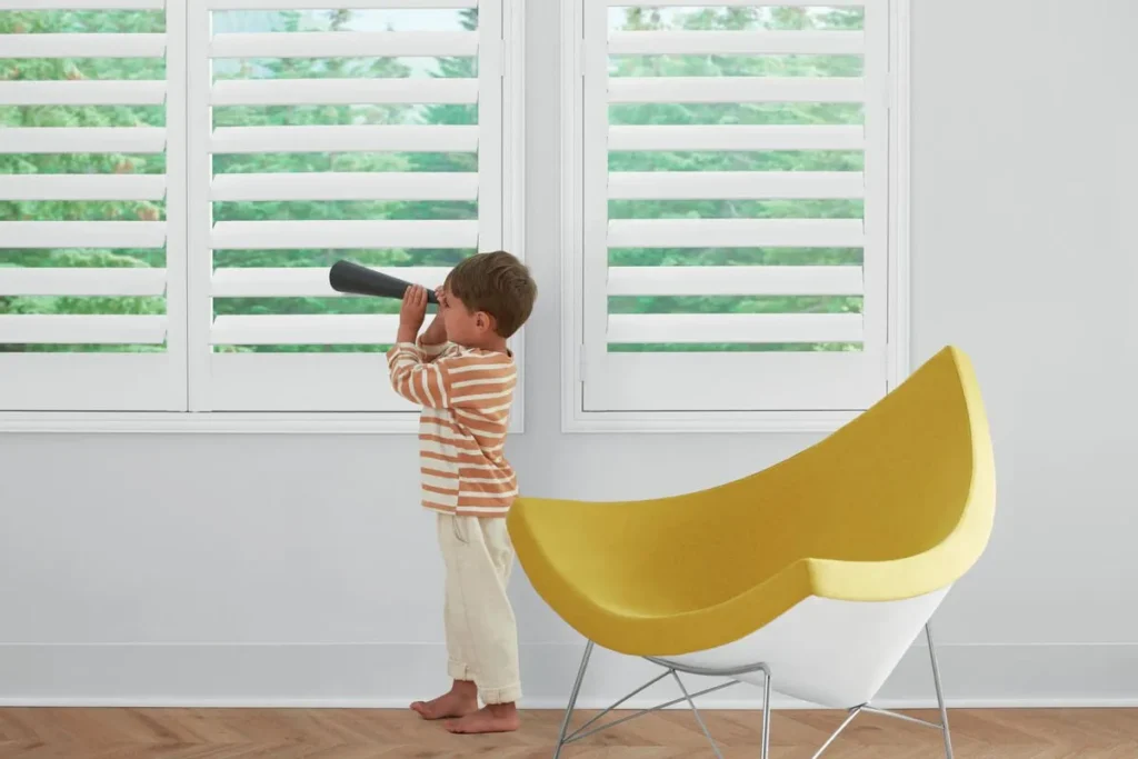 Hunterdouglas Newstyle Hybridshutters Hybridpolarwhite Modern Modelkid Livingroom Bedroom Closeup Fashioninteriors