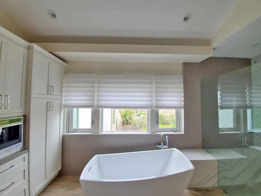 Hunterdouglas Vignetter Modern Romanshades Whitebathroom Fashioninteriors Lagunabeach 2020