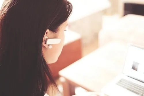 Model Woman Earpiece Using Laptop Computer Fashioninteriors 2020